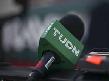 Comentaristas de Televisa cumplen sueño a niño; le regalan camiseta de su ídolo