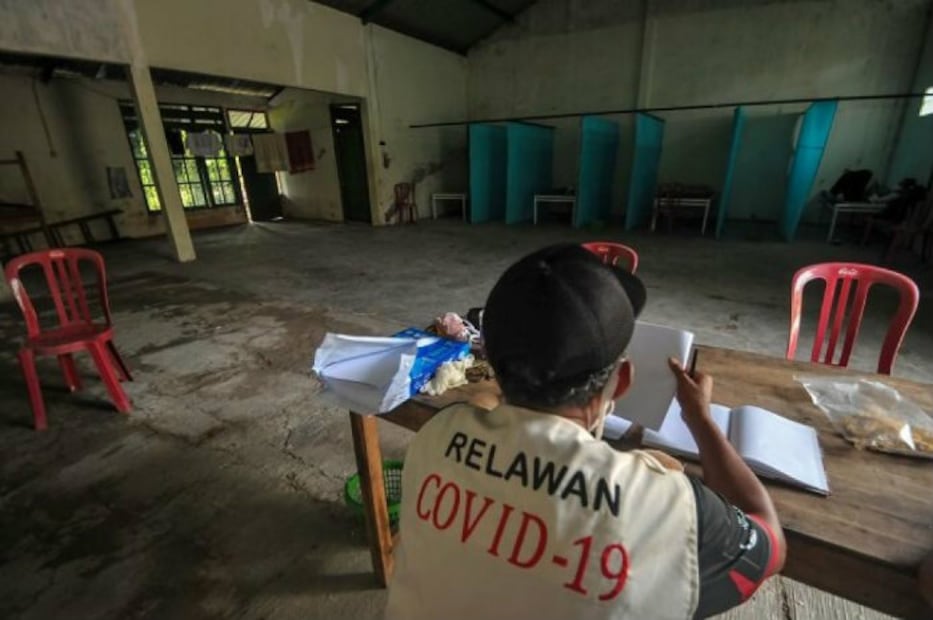Encierran en casas embrujadas a quienes rompen la cuarentena en Indonesia
