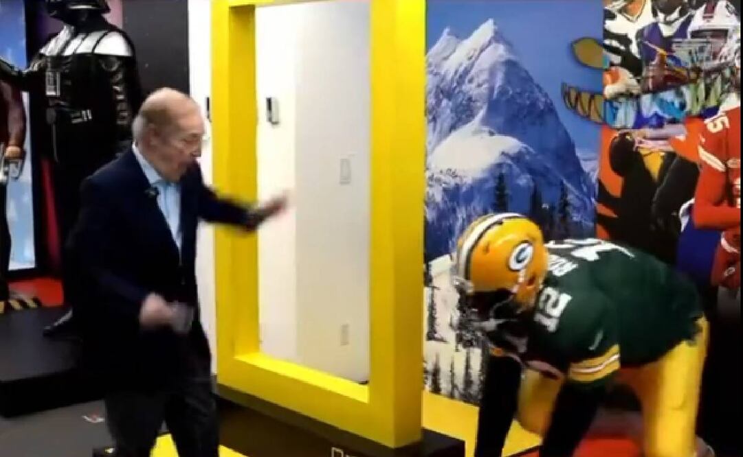 José Ramón Fernández se llevó tremendo susto con una broma que le hicieron en ESPN por el Halloween. Foto: Especial