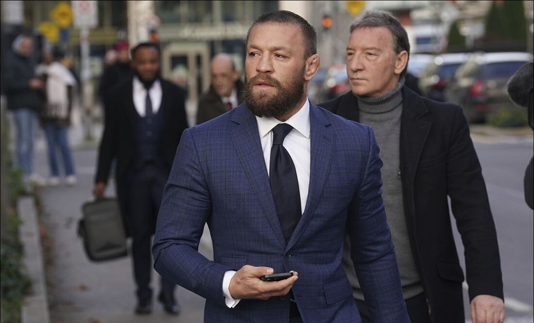 Conor McGregor camina afuera de la Corte de Dublín, Irlanda. FOTO: AP