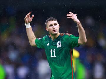 Santiago Giménez confiesa su amor por Messi, pero eligió jugar con México “por el corazón”