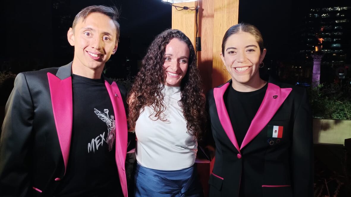 Alejandra Orozco y Emiliano Hernández presumen el uniforme de gala que utilizarán en la inauguración de París 2024 - Foto: Arturo Sanguino/ EL UNIVERSAL