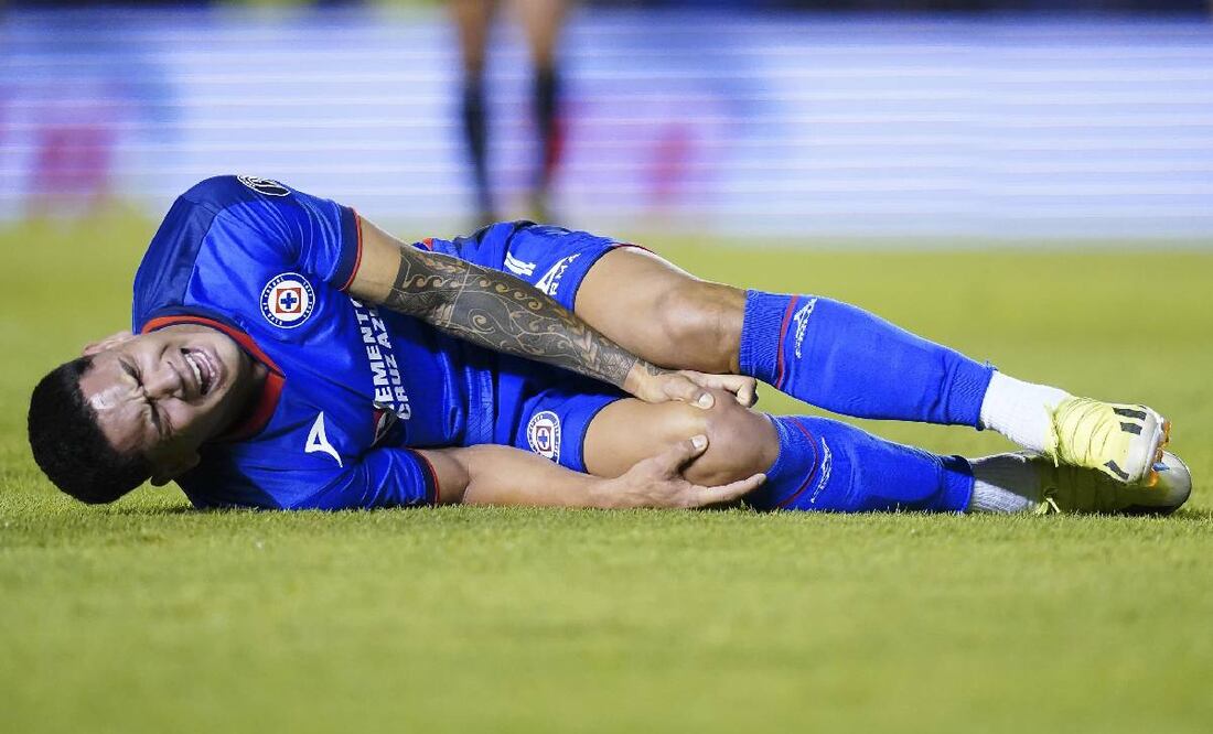 El delantero charrúa se lamentaba en el pasto luego de su lesión. Foto: Imago7