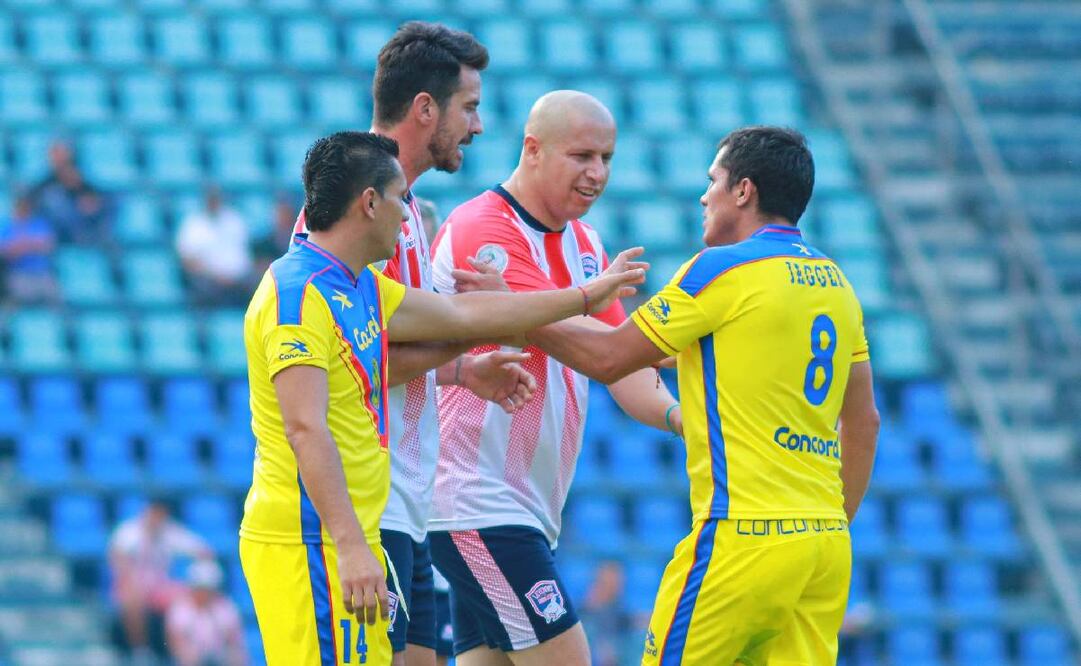 Bofo Bautista se encara con un jugador en un Chivas vs América de leyendas. Foto: Imago7