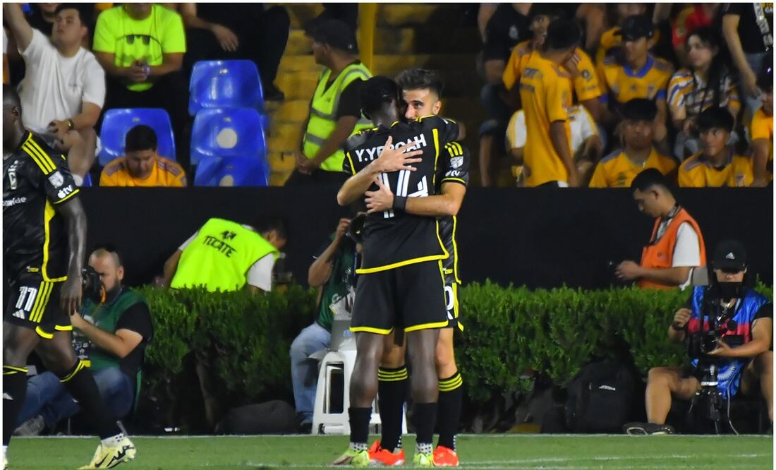 Jugadores de Columbus festejando en el Volcán ante Tigres / FOTO: Imago7