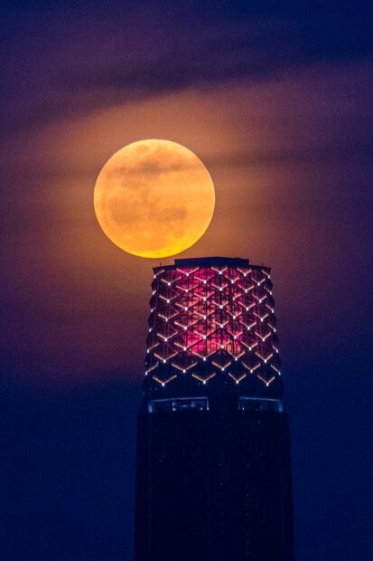 Así se vio la Superluna de fresa en el mundo