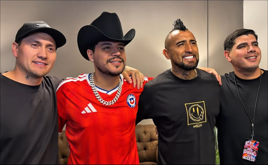 Nico Castillo, Eduin Caz y Arturo Vidal se tomaron la foto del recuerdo tras la 'reconciliación' por el 7-0. FOTO: Captura