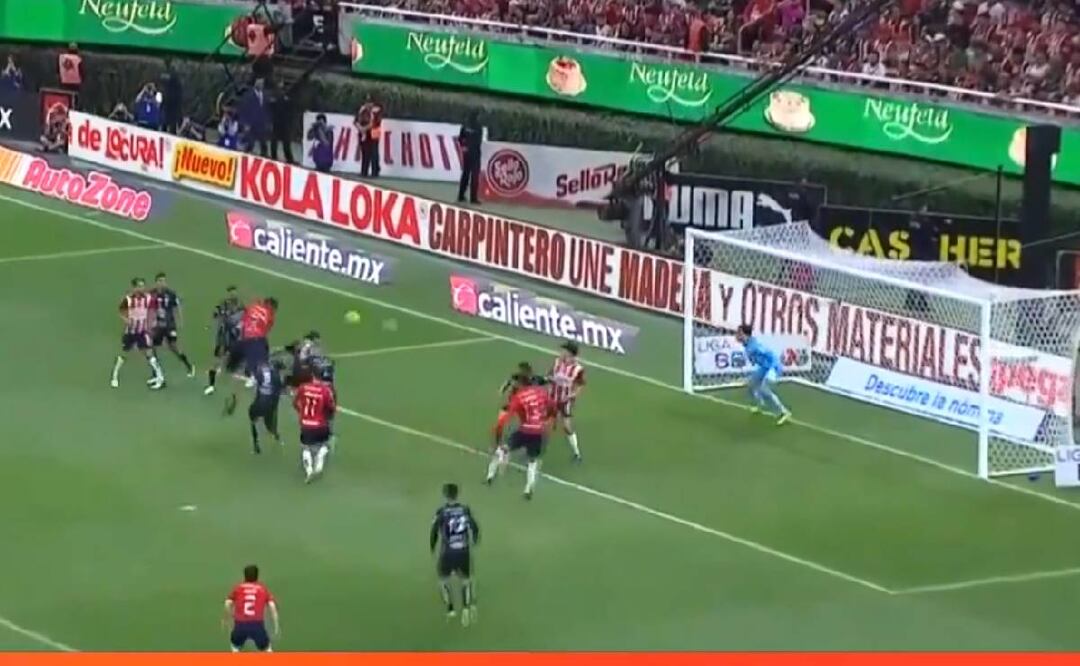 Tiba Sepúlveda, con un certero cabezazo, adelantó a Chivas sobre Querétaro. Foto: Especial