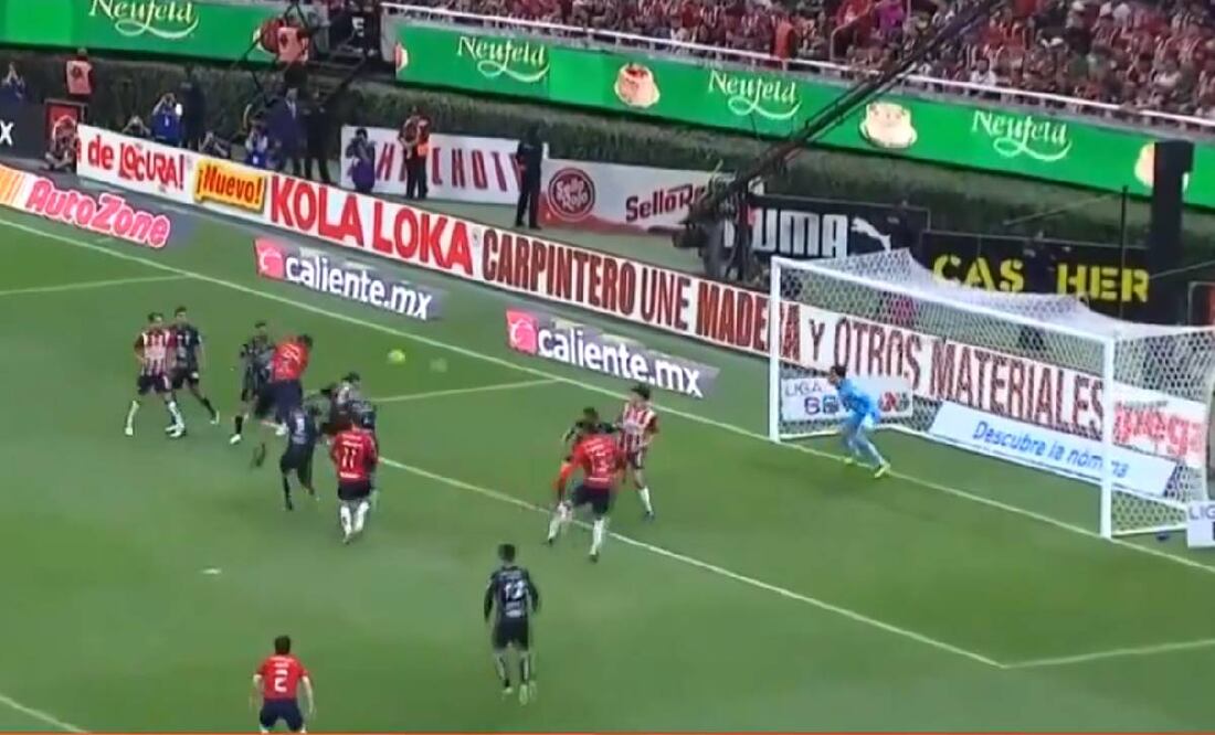 Tiba Sepúlveda, con un certero cabezazo, adelantó a Chivas sobre Querétaro. Foto: Especial