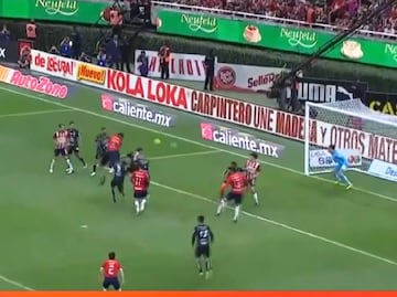 El Tiba Sepúlveda adelantó a las Chivas ante el Querétaro con un certero cabezazo