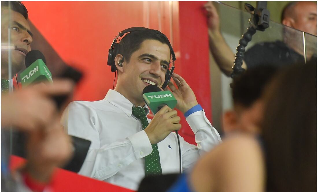 Andrés Vaca narrando un partido con TUDN Foto: Imago7