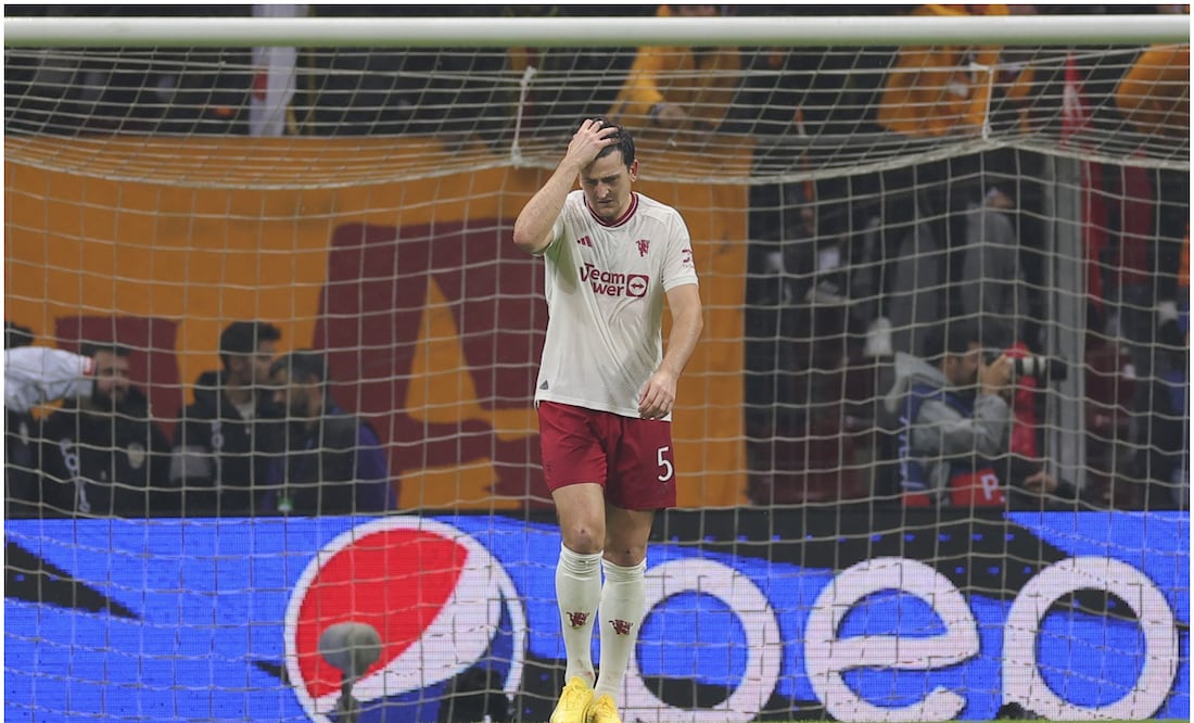 Harry Maguire lamentándose con el Manchester United ante el Galatasaray / FOTO: AP