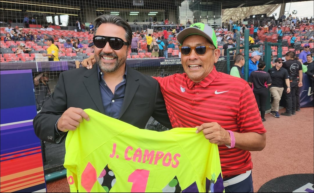 Vinicio Castilla y Jorge Campos posaron con el suéter del exportero. FOTO: @MLB_Mexico