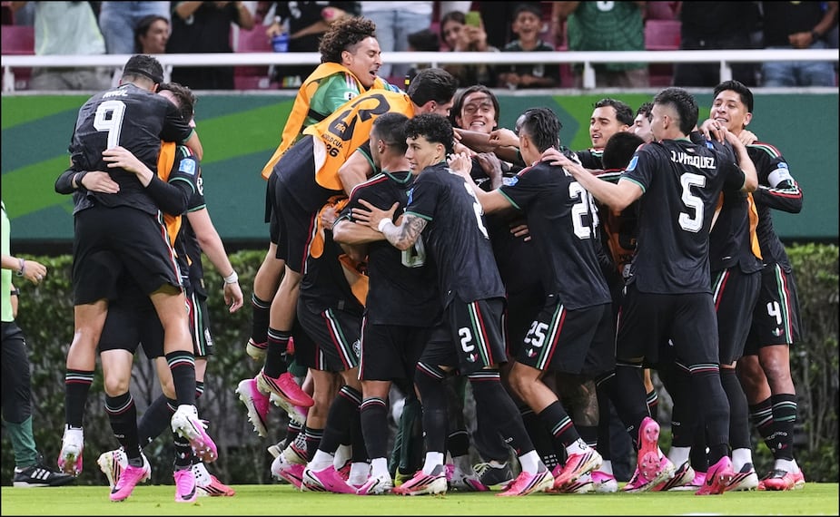 Jugadores de México celebran el gol anotado por Luis Romo ante Corea del Sur. FOTO: Imago7