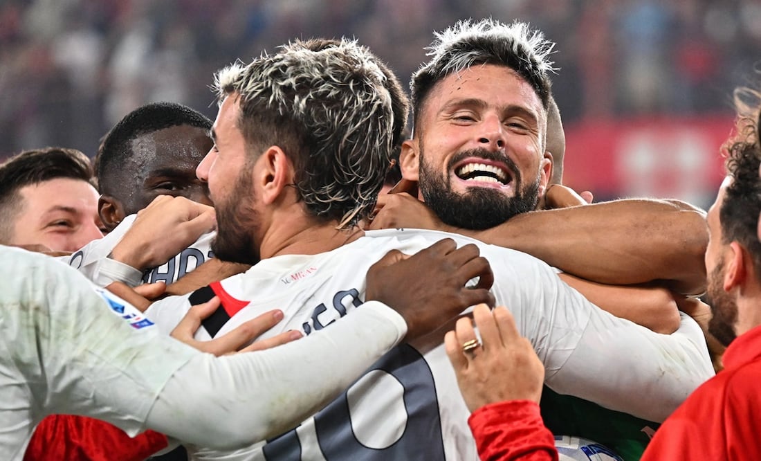 Olivier Giroud es abrazado por su equipo tras el partido entre Genoa y Milán - Foto: EFE