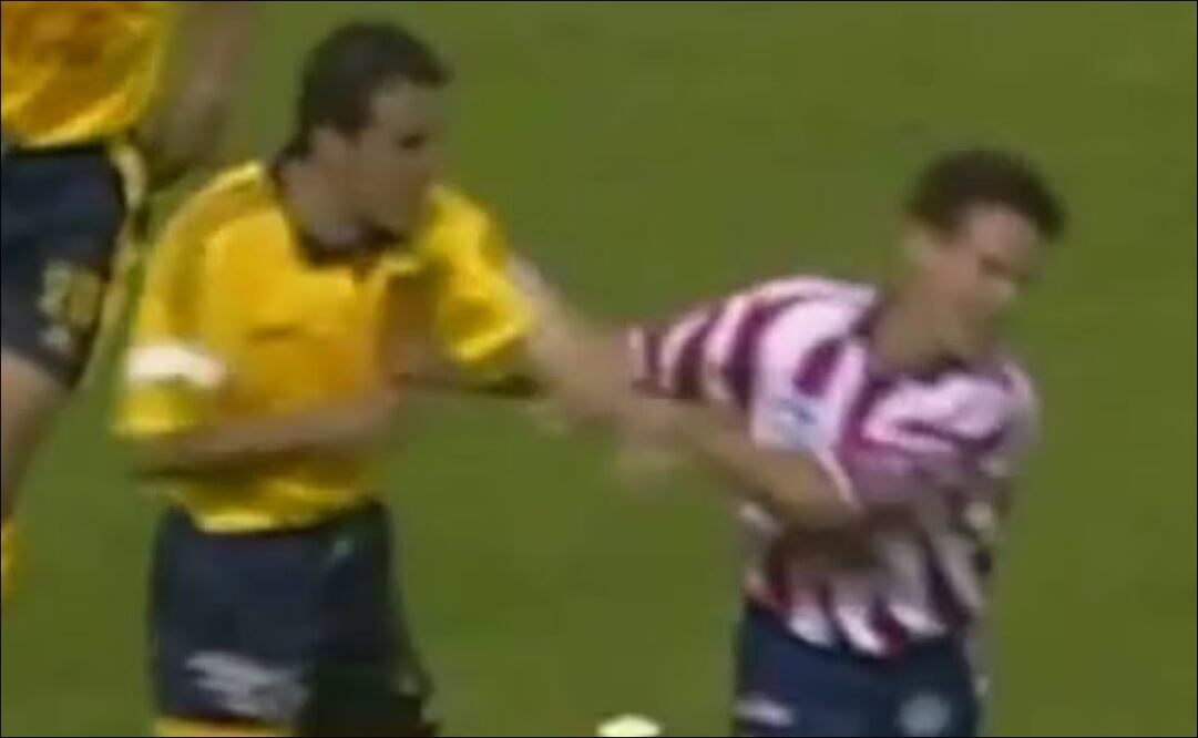 Cuauhtémoc suelta un golpe al rostro de Felipe de Jesús Robles en el Verano de 1999. FOTO: Captura