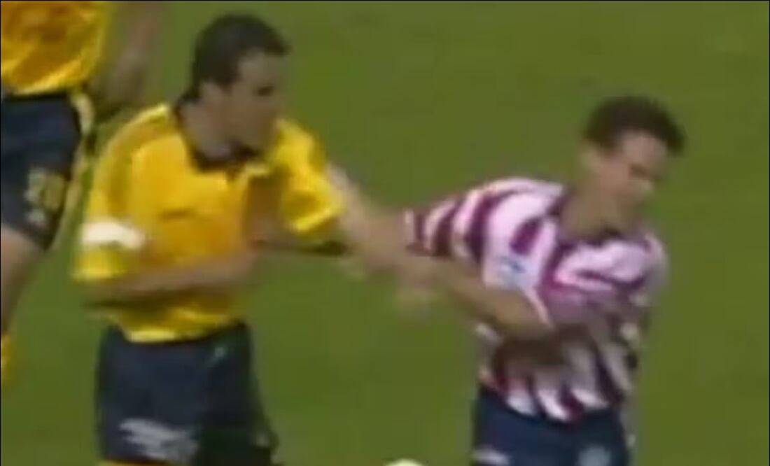 Cuauhtémoc suelta un golpe al rostro de Felipe de Jesús Robles en el Verano de 1999. FOTO: Captura