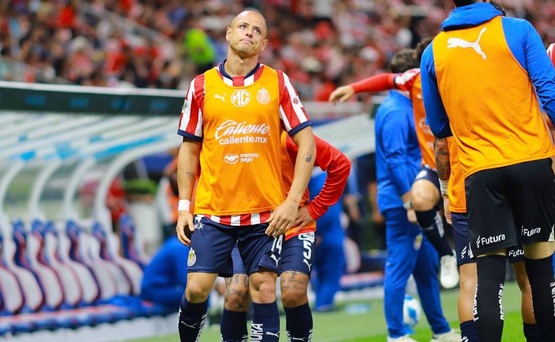 Chicharito Hernández respondió de manera sarcástica a todos sus detractores por inventar que rompe el vestidor de Chivas. Foto: Imago7