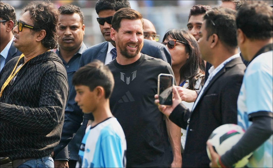 El futbolista argentino Lionel Messi, llega al estadio Salt Lake, en Calcuta, India. FOTO: AP