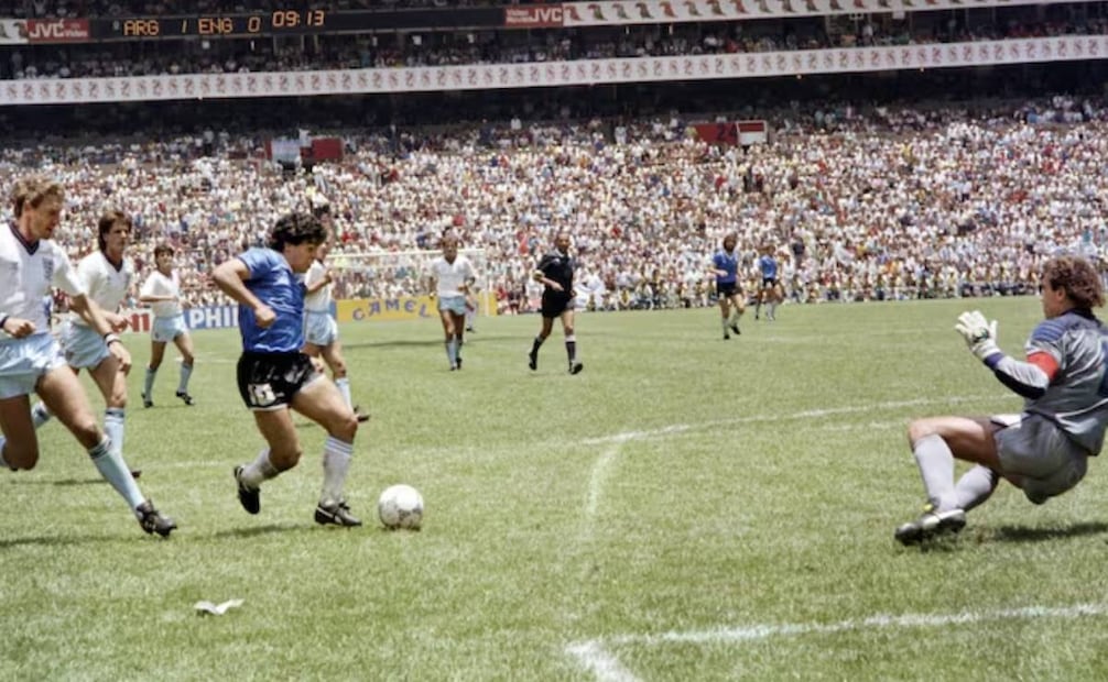 Diego Armando Maradona firmó el 'Gol del Siglo' en el Estadio Azteca ante Inglaterra en Cuartos de Final del Mundial de México 86. Foto: Especial