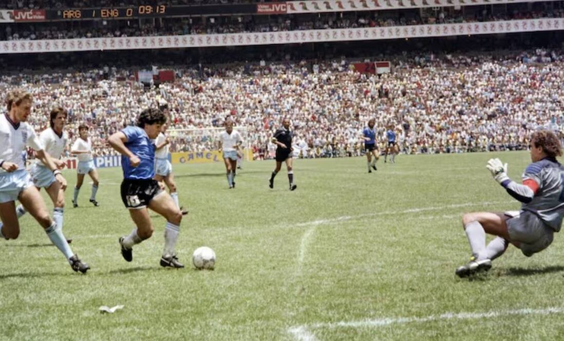 Diego Armando Maradona firmó el 'Gol del Siglo' en el Estadio Azteca ante Inglaterra en Cuartos de Final del Mundial de México 86. Foto: Especial