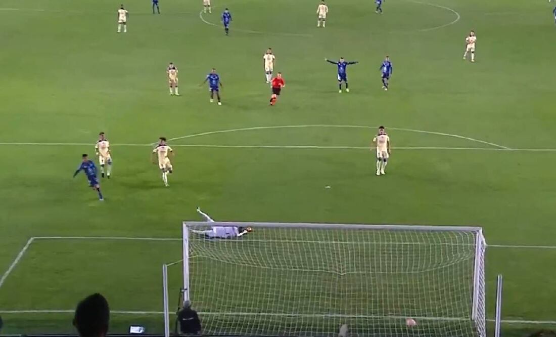 Emilio Rodríguez abrió de esta manera el marcador para el Pachuca ante América. Foto: Especial