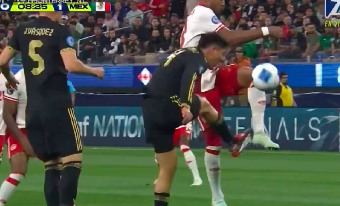 Edson Álvarez le cometió una falta a Derek Cornelius al minuto 8, pero el árbitro no marcó el penalti en contra de México. Foto: Especial