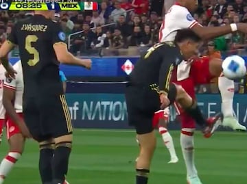 Edson Álvarez cometió un penalti ante Canadá, pero árbitro no lo marcó ¡Se salvó México!