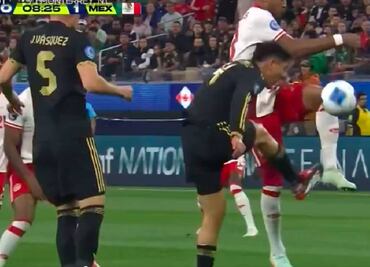 Edson Álvarez cometió un penalti ante Canadá, pero árbitro no lo marcó ¡Se salvó México!