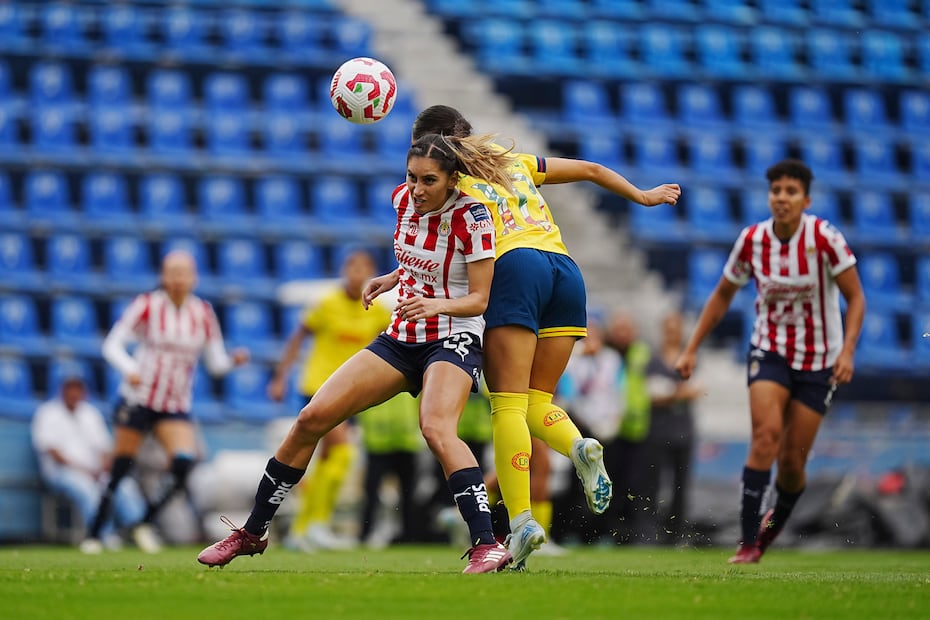 Karla Martínez disputa el balón con Scarlett Camberos durante el partido correspondiente a la Jornada 10 del torneo Apertura 2024 entre América y Chivas. FOTO: Imago7