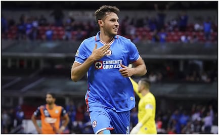 Santi Giménez: "Yo soy hincha de Cruz Azul" con la mano en el corazón