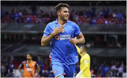 Santi Giménez: "Yo soy hincha de Cruz Azul" con la mano en el corazón