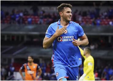 Santi Giménez: "Yo soy hincha de Cruz Azul" con la mano en el corazón