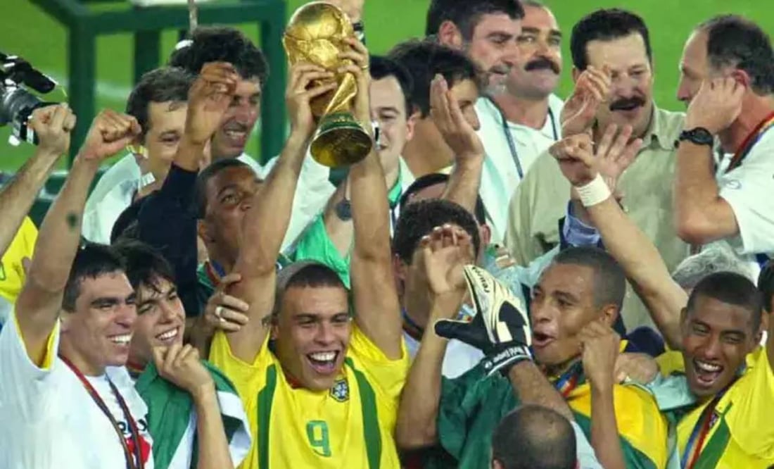 Ronaldo levanta la Copa del Mundo tras derrotar a Alemania con dos goles suyos en la Final de Corea-Japón 2002. Foto: AFP