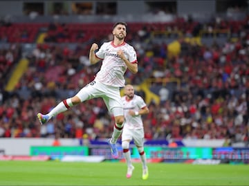 Paulinho logra un hat-trick para alcanzar el liderato de goleo y dar el triunfo a Toluca ante Atlas