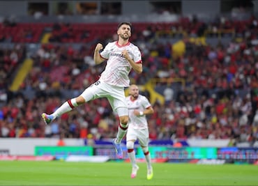 Paulinho logra un hat-trick para alcanzar el liderato de goleo y dar el triunfo a Toluca ante Atlas