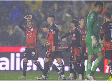 Chivas en su visita a los Tigres pese al debut de su flamante refuerzo Cade Cowell