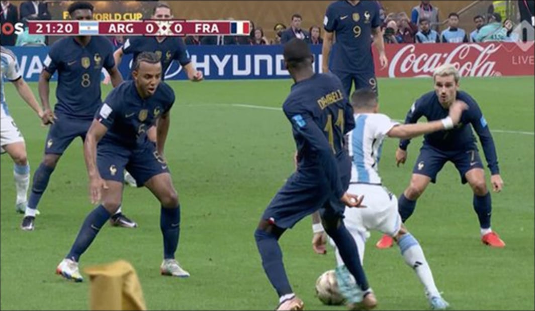 El penal a Di María en la gran final de Qatar 2022 / Foto: Especial