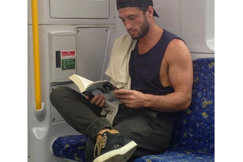 Foto: Instagram @hotdudesreading