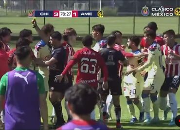 VIDEO: Jugadores de América y Chivas se pelean en el Clásico Nacional de la sub 23