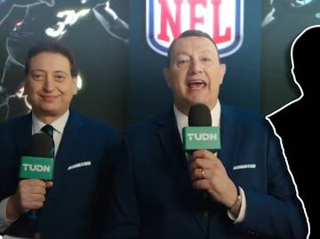 Él es el comentarista que ocupa el lugar de Pepe Segarra en Televisa junto a Toño de Valdés y Enrique Burak