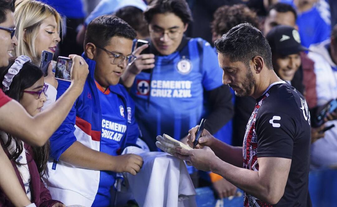 Jesús Corona se dio tiempo para firmar autógrafos a los aficionados de Cruz Azul: Imago7