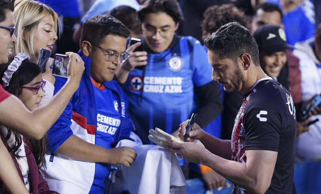 Jesús Corona se dio tiempo para firmar autógrafos a los aficionados de Cruz Azul: Imago7