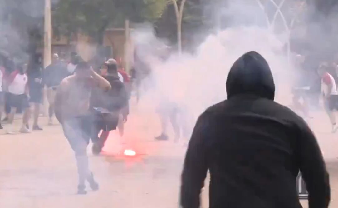 Ultras del Athletic de Bilbao y del Mallorca peleando en Sevilla / FOTO: Captura
