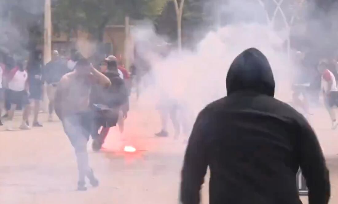 Ultras del Athletic de Bilbao y del Mallorca peleando en Sevilla / FOTO: Captura