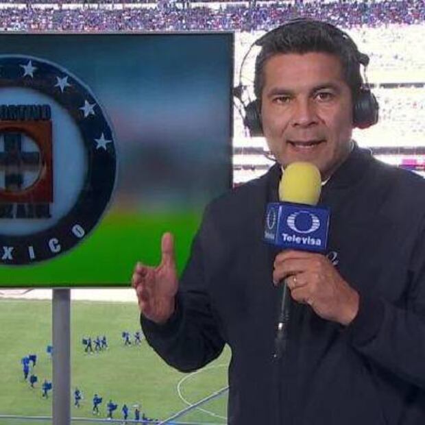 Humberto Valdés, durante la transmisión de un partido de Cruz Azul, a través de Televisa. FOTO: Captura