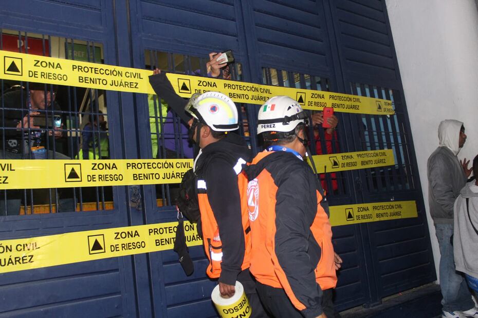Personal de protección civil colocó la cinta amarilla en la Puerta 1 del Estadio Ciudad de los Deportes. FOTO: Francisco Rodríguez /EL UNIVERSAL
