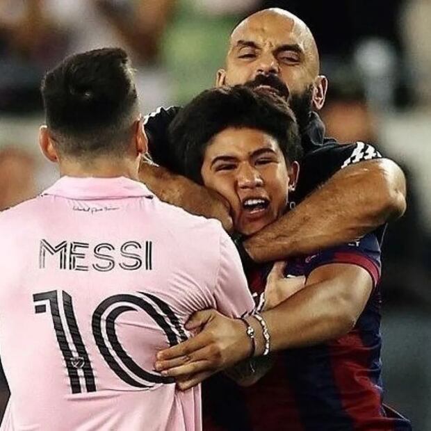 Yassine Cheuko junto a Messi. Fuente: Instagram @yassine_cheuko_fans