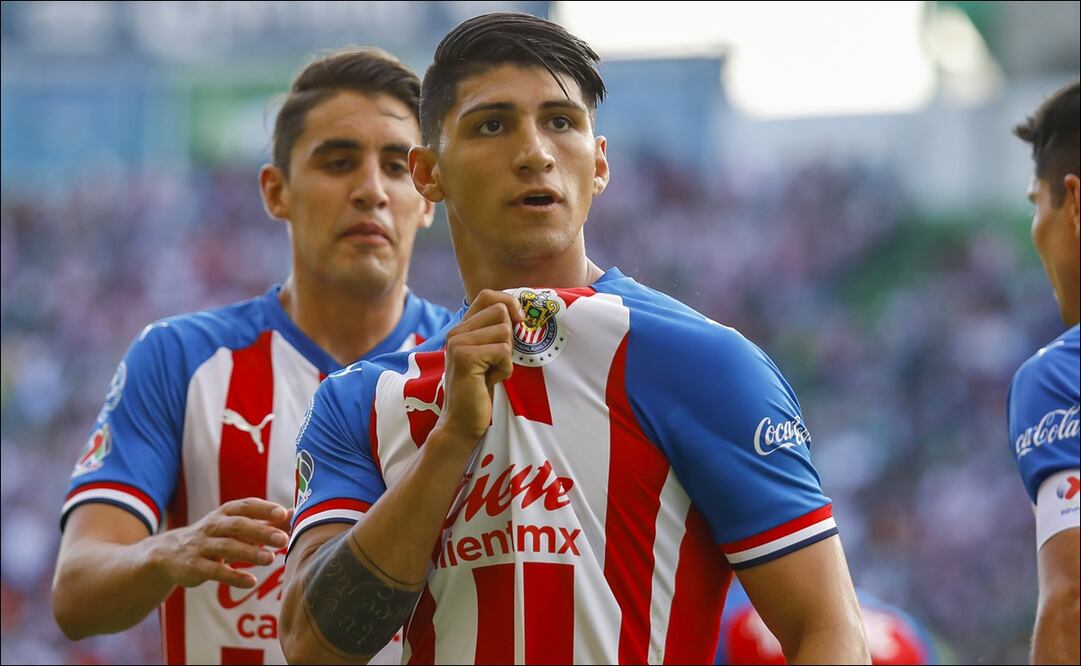 Alan Pulido muestra el escudo de las Chivas durante un partido en el Apertura 2019. FOTO: Imago7