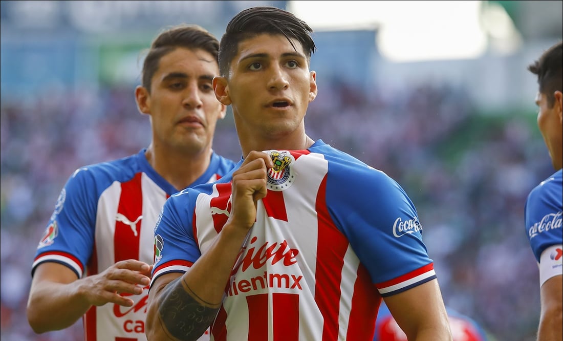Alan Pulido muestra el escudo de las Chivas durante un partido en el Apertura 2019. FOTO: Imago7
